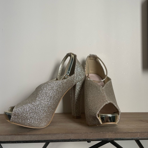 Brand New high heel golden flakie - Picture 2 of 4